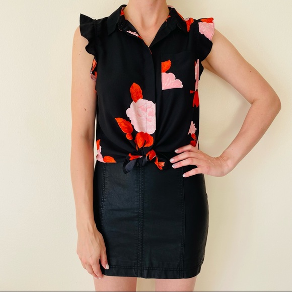 Who What Wear Black Floral Sleeveless Button Front Chest Pocket Ruffle Blouse - Picture 2 of 6